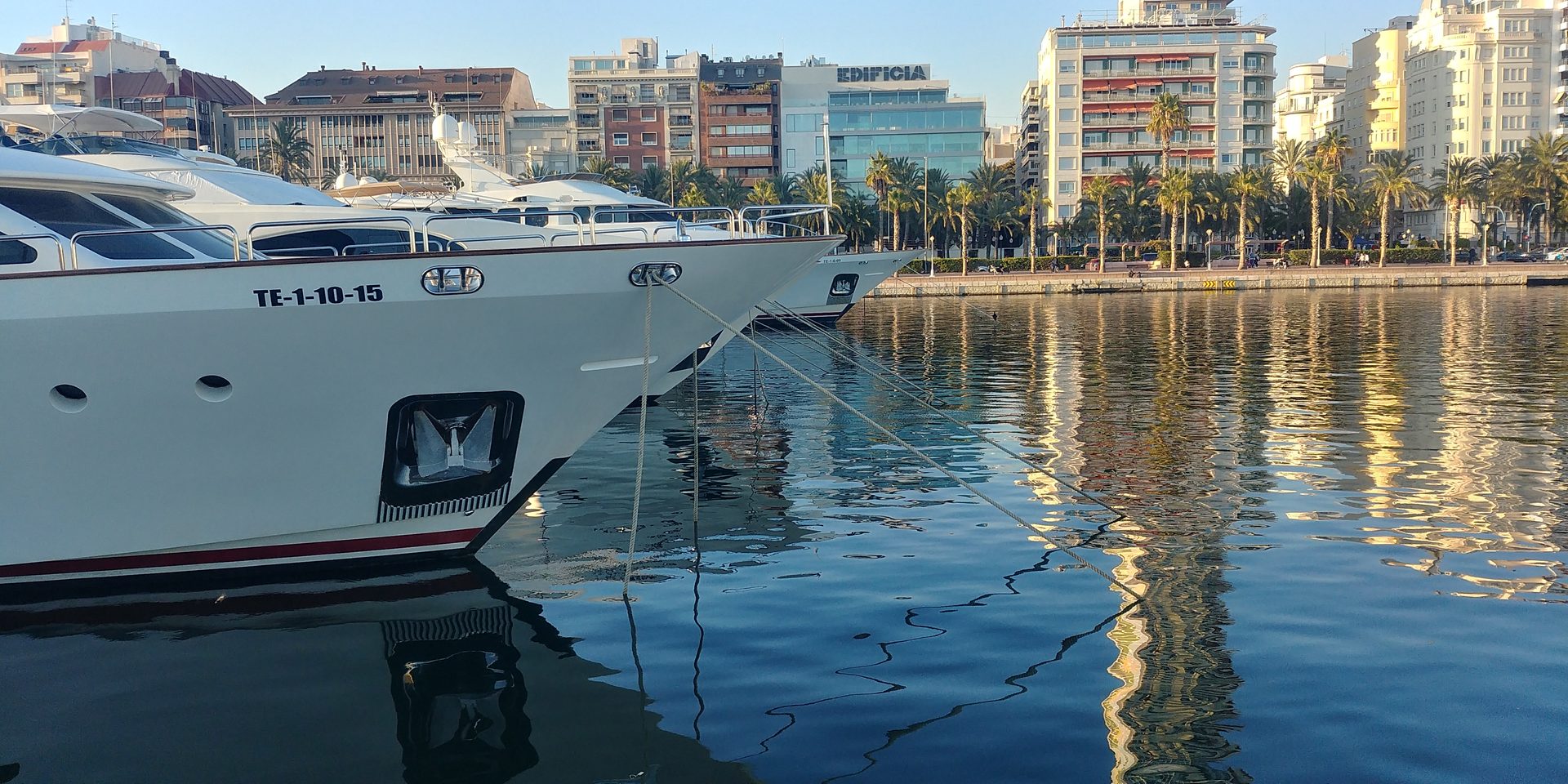 Marina de Alicante — flybridge morning