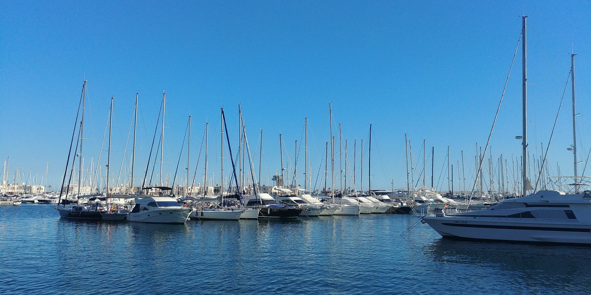 Marina de Alicante — motoryacht masts